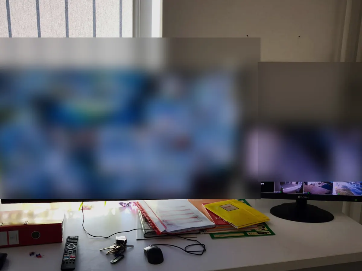 Stanowisko podglądu monitoringu z rozmytymi ekranami dla ochrony prywatności