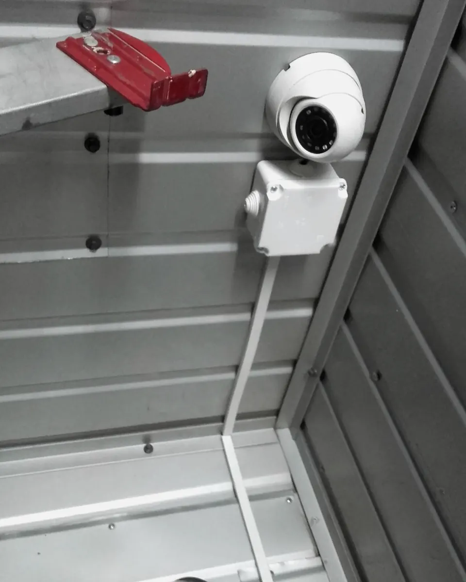 Kamera IP zamontowana pod sufitem obiektu przemysłowego