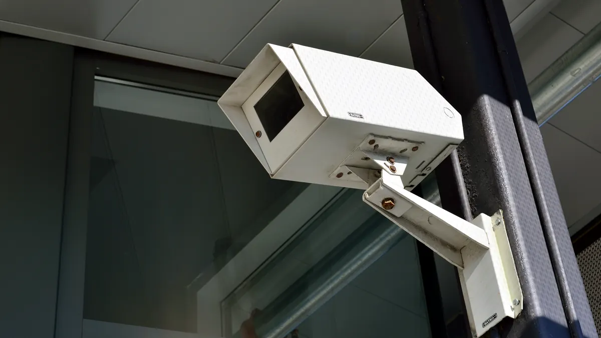 Kamera CCTV przy wejściu do lokalu handlowego