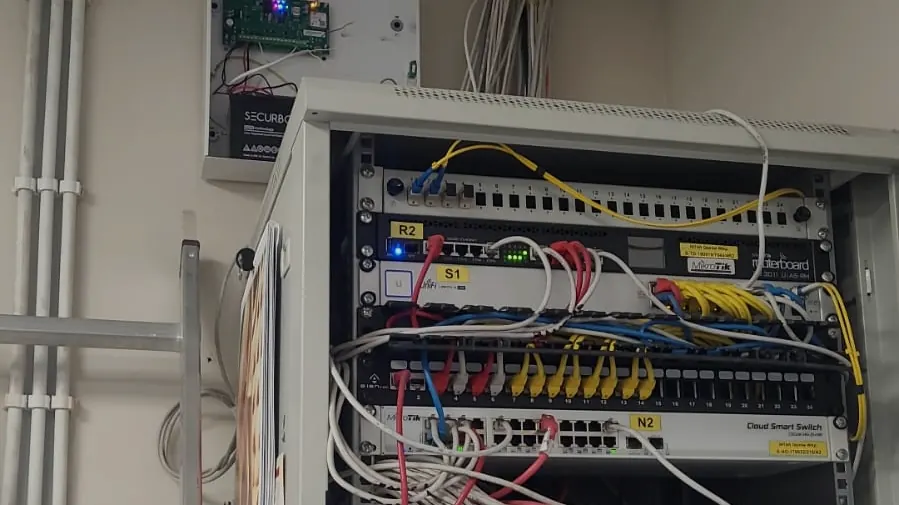 Szafa rack z rejestratorem i urządzeniami sieciowymi systemu bezpieczeństwa