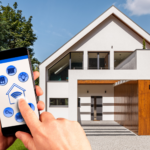 smartfon z aplikacja smart home na tle domu